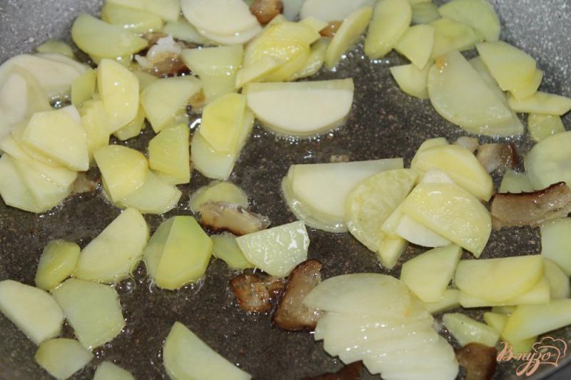 Фото приготовление рецепта: Картофель по - деревенски с копченым салом и чесночными стрелами шаг №4
