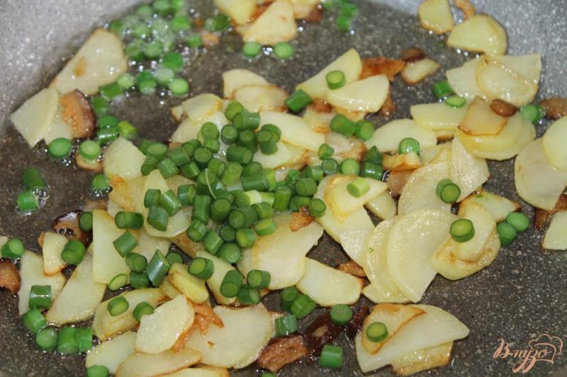 Фото приготовление рецепта: Картофель по - деревенски с копченым салом и чесночными стрелами шаг №5