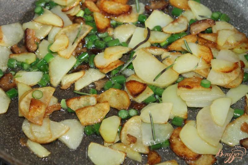 Фото приготовление рецепта: Картофель по - деревенски с копченым салом и чесночными стрелами шаг №6