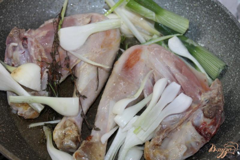 Фото приготовление рецепта: Пряные куриные ножки с тимьяном и розмарином шаг №3
