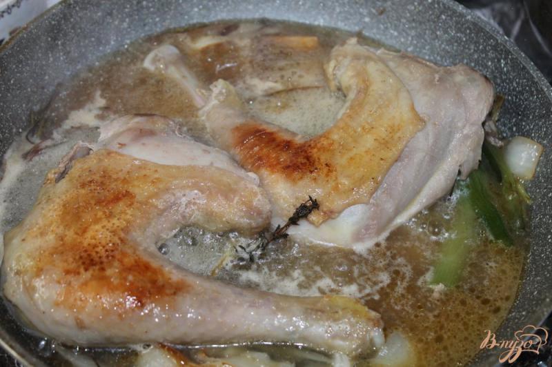 Фото приготовление рецепта: Пряные куриные ножки с тимьяном и розмарином шаг №4