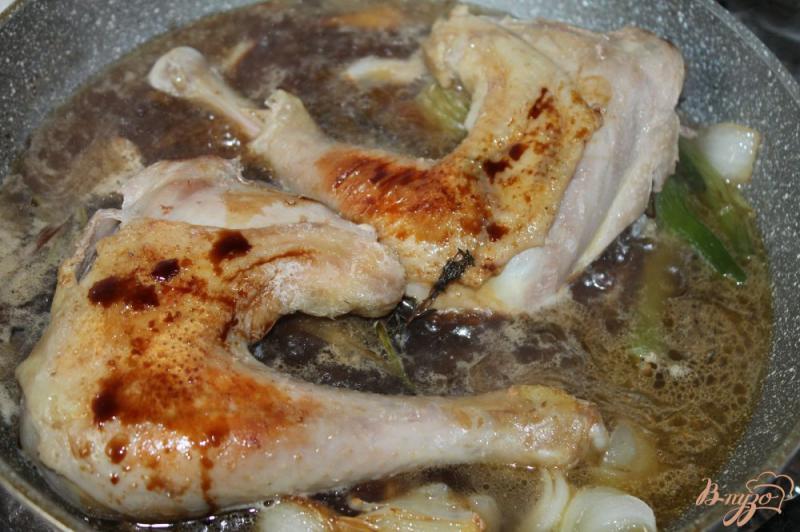 Фото приготовление рецепта: Пряные куриные ножки с тимьяном и розмарином шаг №5