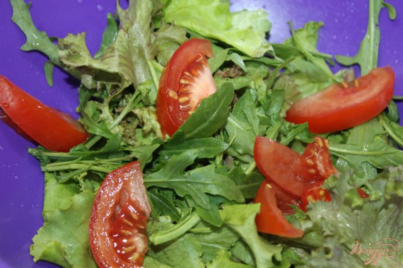 Фото приготовление рецепта: Витаминный салат с фетой и твердым сыром шаг №2