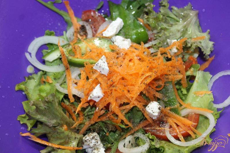 Фото приготовление рецепта: Витаминный салат с фетой и твердым сыром шаг №5