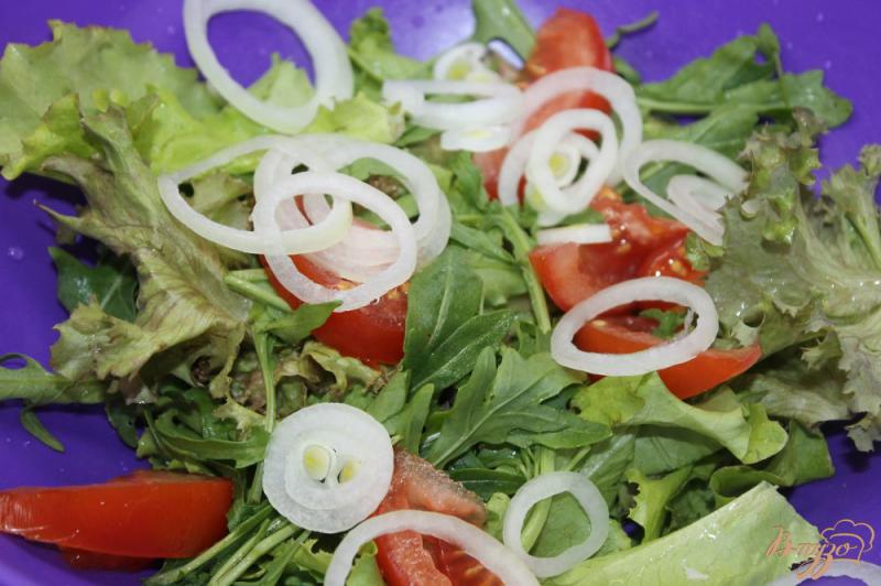 Фото приготовление рецепта: Витаминный салат с фетой и твердым сыром шаг №3