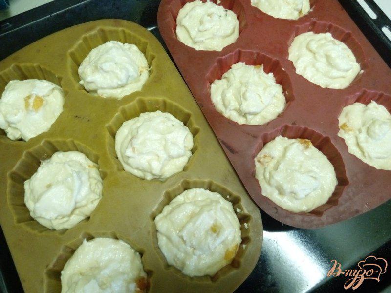 Фото приготовление рецепта: Творожные кексы с маковой начинкой и абрикосами шаг №6
