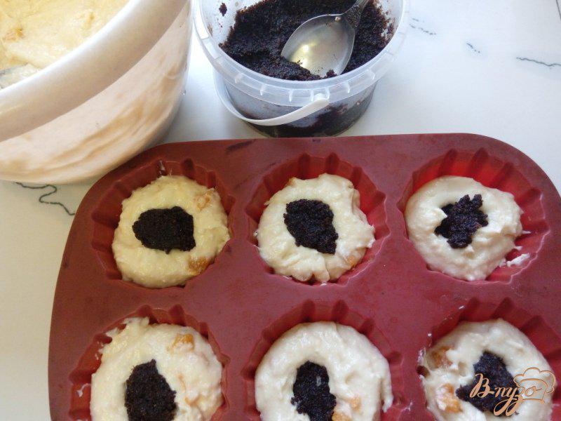 Фото приготовление рецепта: Творожные кексы с маковой начинкой и абрикосами шаг №5