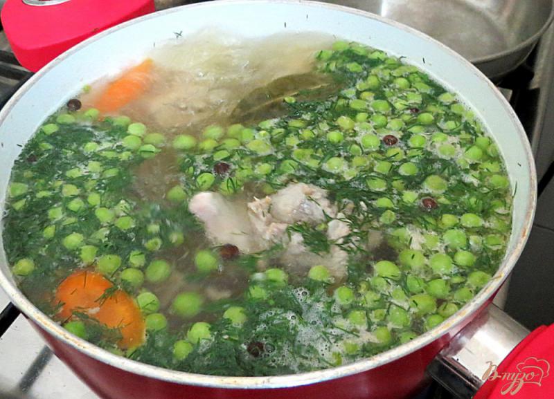 Фото приготовление рецепта: Лёгкий летний суп с зелёным горошком шаг №7