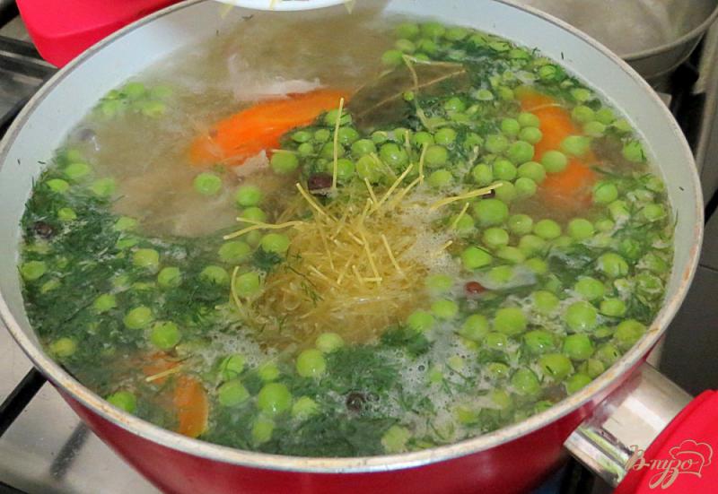 Фото приготовление рецепта: Лёгкий летний суп с зелёным горошком шаг №8