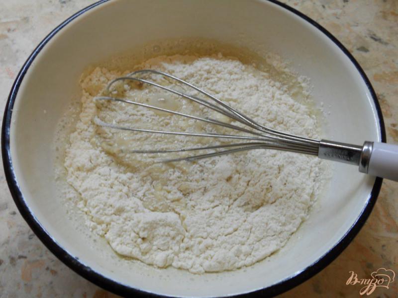 Фото приготовление рецепта: Блинчики на молоке и малиновом варенье шаг №3