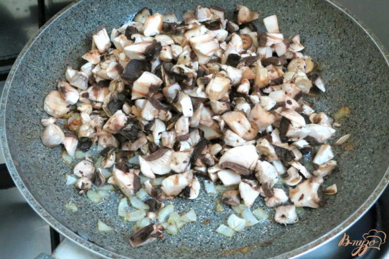 Фото приготовление рецепта: Кабачки фаршированные грибами и фаршем шаг №3