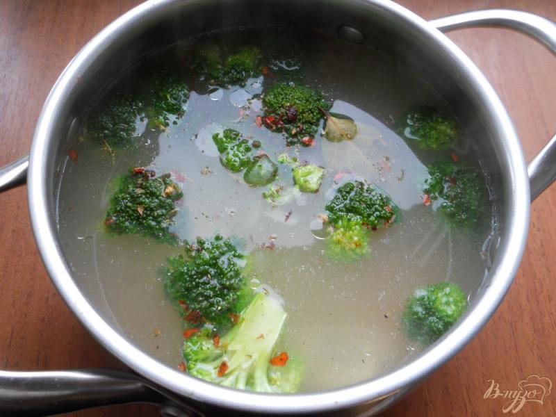 Фото приготовление рецепта: Куриный суп с рисом и брокколи шаг №3