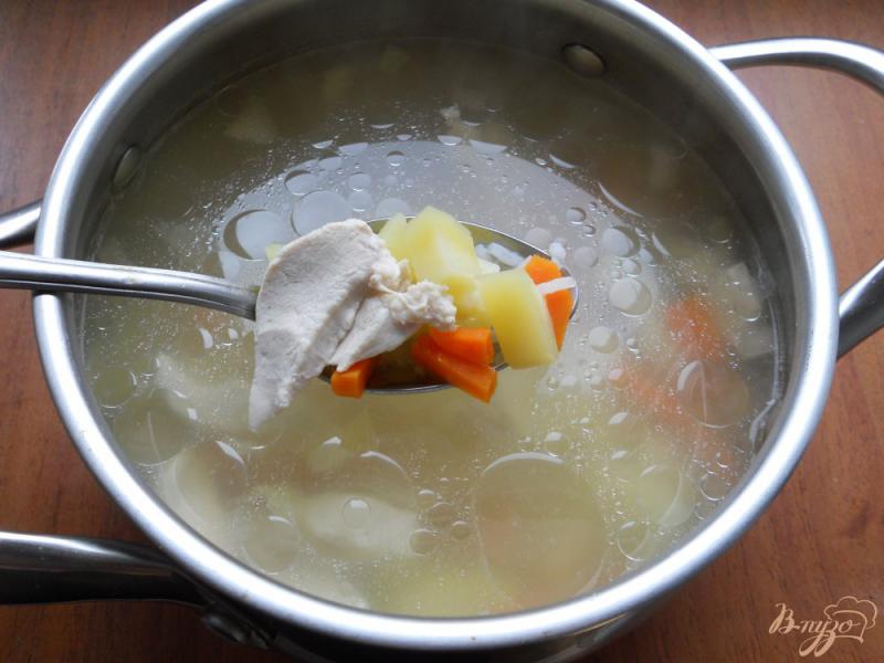 Фото приготовление рецепта: Куриный суп с рисом и брокколи шаг №2
