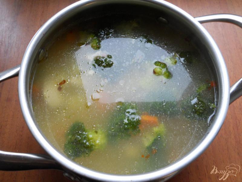 Фото приготовление рецепта: Куриный суп с рисом и брокколи шаг №4