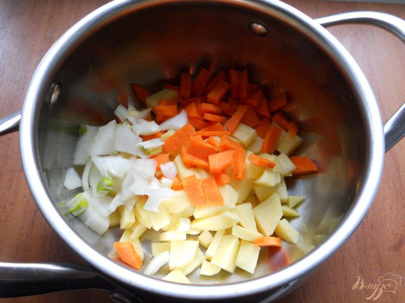 Фото приготовление рецепта: Куриный суп с рисом и брокколи шаг №1