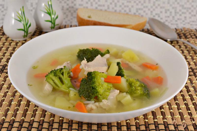 Фото приготовление рецепта: Куриный суп с рисом и брокколи шаг №5
