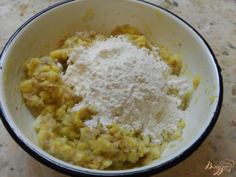 Фото приготовление рецепта: Котлеты из картофеля и свинины со сметанным соусом шаг №3