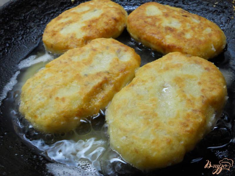 Фото приготовление рецепта: Котлеты из картофеля и свинины со сметанным соусом шаг №5