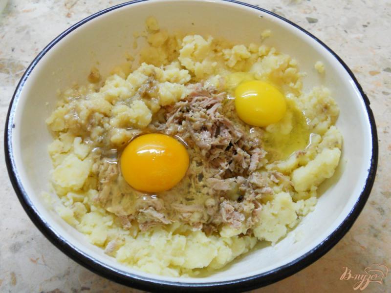 Фото приготовление рецепта: Котлеты из картофеля и свинины со сметанным соусом шаг №2