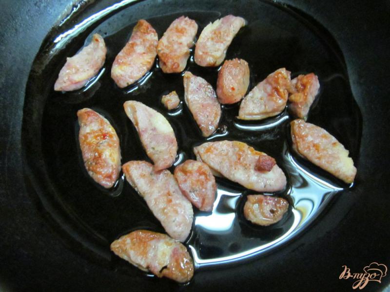 Фото приготовление рецепта: Куриные колбаски с овощами шаг №2