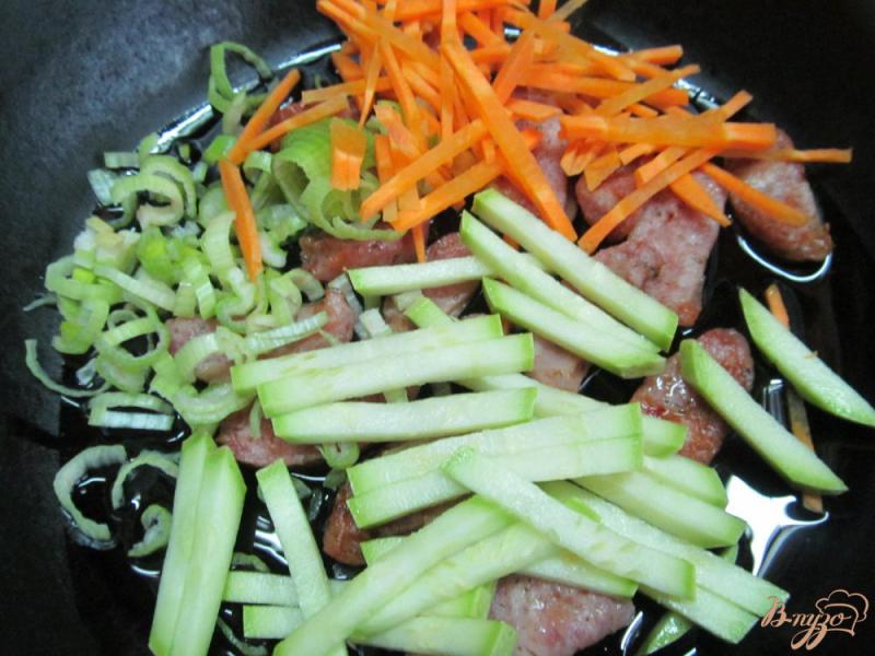Фото приготовление рецепта: Куриные колбаски с овощами шаг №3