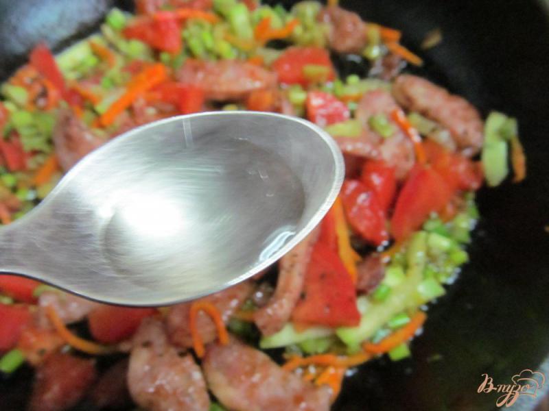Фото приготовление рецепта: Куриные колбаски с овощами шаг №6