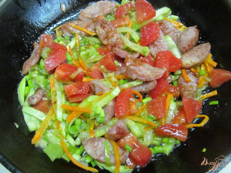 Фото приготовление рецепта: Куриные колбаски с овощами шаг №5