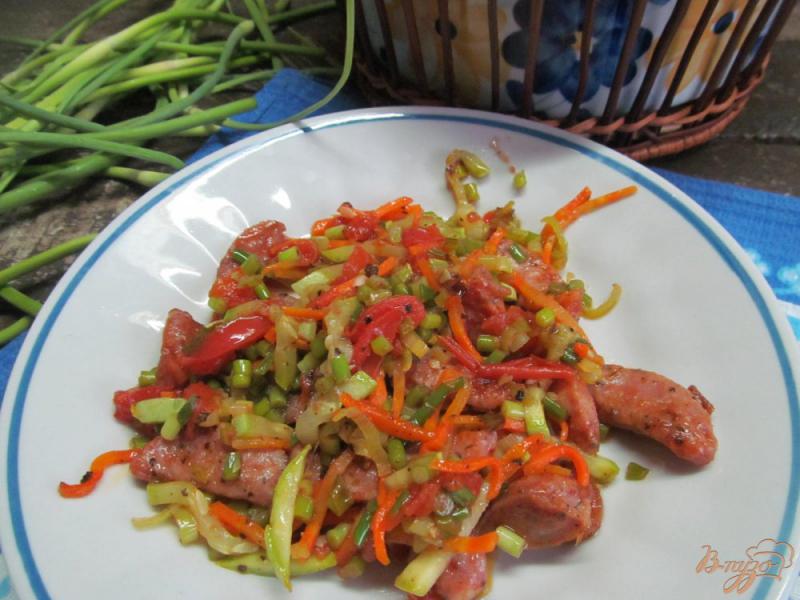 Фото приготовление рецепта: Куриные колбаски с овощами шаг №7