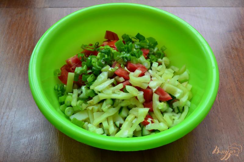Фото приготовление рецепта: Салат овощной с колбасой и зеленым луком шаг №3
