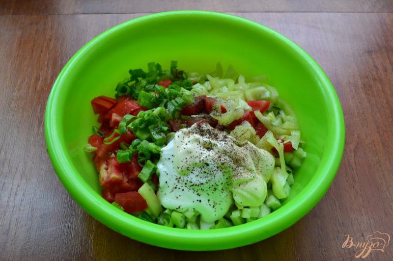 Фото приготовление рецепта: Салат овощной с колбасой и зеленым луком шаг №4