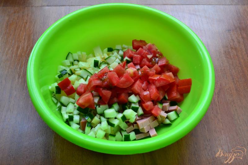 Фото приготовление рецепта: Салат овощной с колбасой и зеленым луком шаг №2
