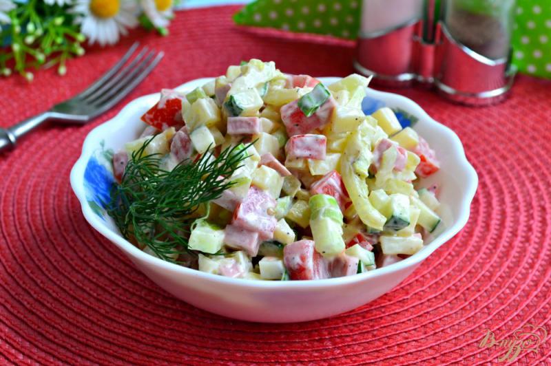 Фото приготовление рецепта: Салат овощной с колбасой и зеленым луком шаг №5