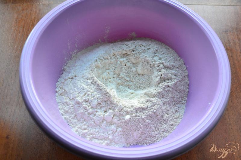 Фото приготовление рецепта: Пшенично-ржаной хлеб с изюмом шаг №1