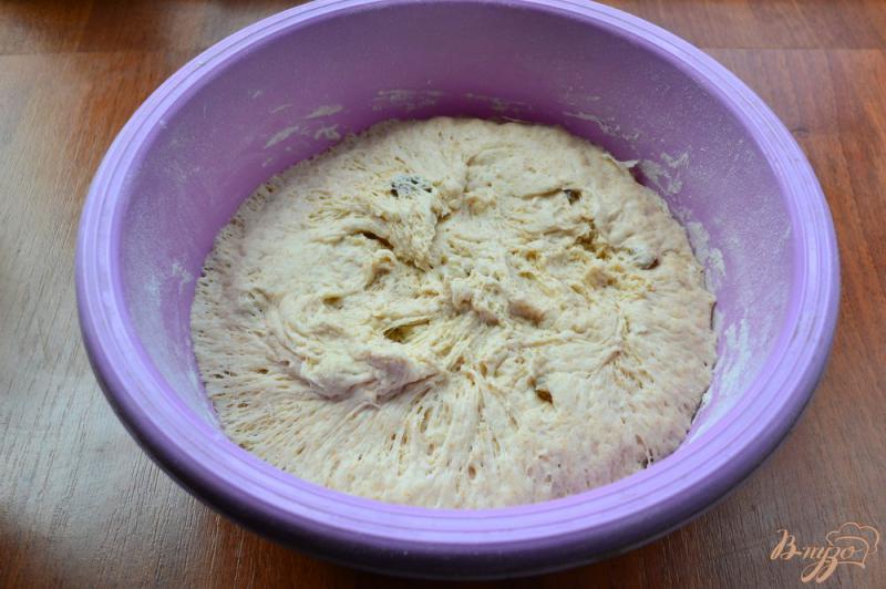 Фото приготовление рецепта: Пшенично-ржаной хлеб с изюмом шаг №4