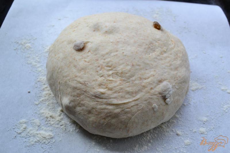 Фото приготовление рецепта: Пшенично-ржаной хлеб с изюмом шаг №5