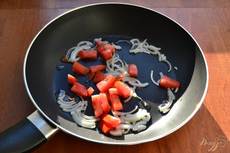 Фото приготовление рецепта: Омлет с помидорами шаг №4