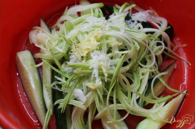Фото приготовление рецепта: Маринованные огурцы с кабачками и имбирем по - корейски шаг №3
