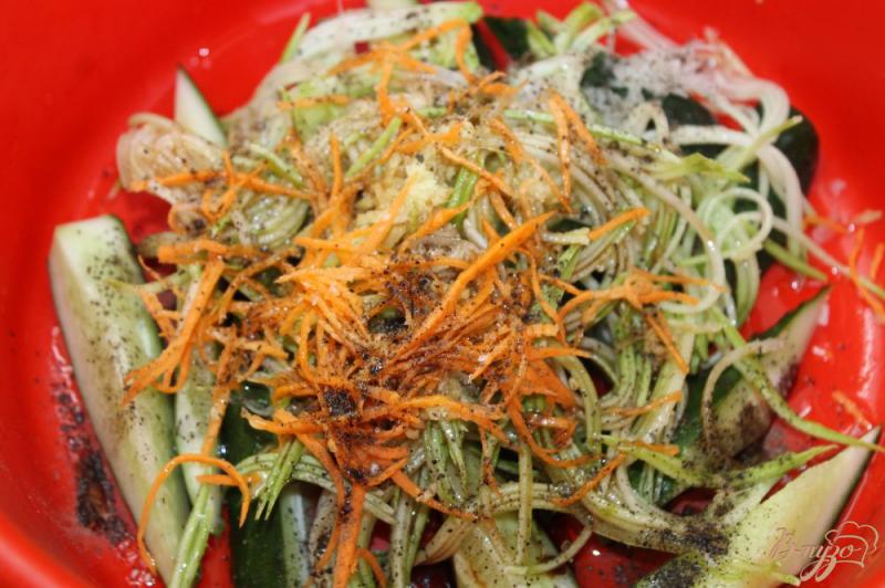 Фото приготовление рецепта: Маринованные огурцы с кабачками и имбирем по - корейски шаг №5