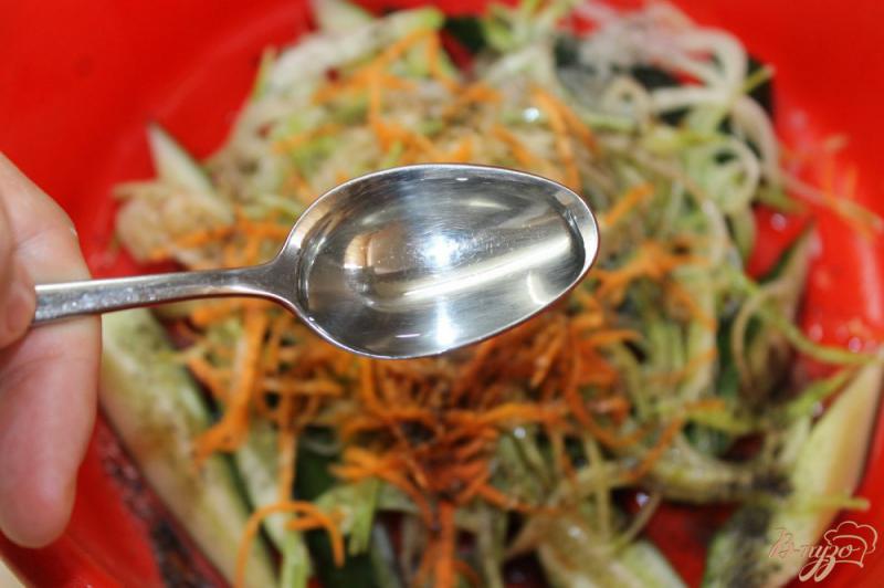 Фото приготовление рецепта: Маринованные огурцы с кабачками и имбирем по - корейски шаг №6