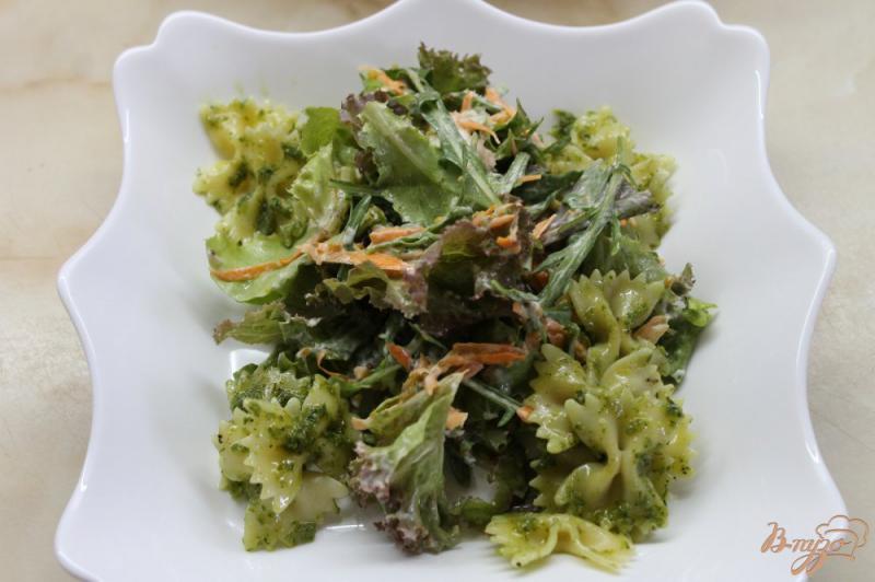 Фото приготовление рецепта: Теплый салат с курицей и макаронами «фарфалле» шаг №5