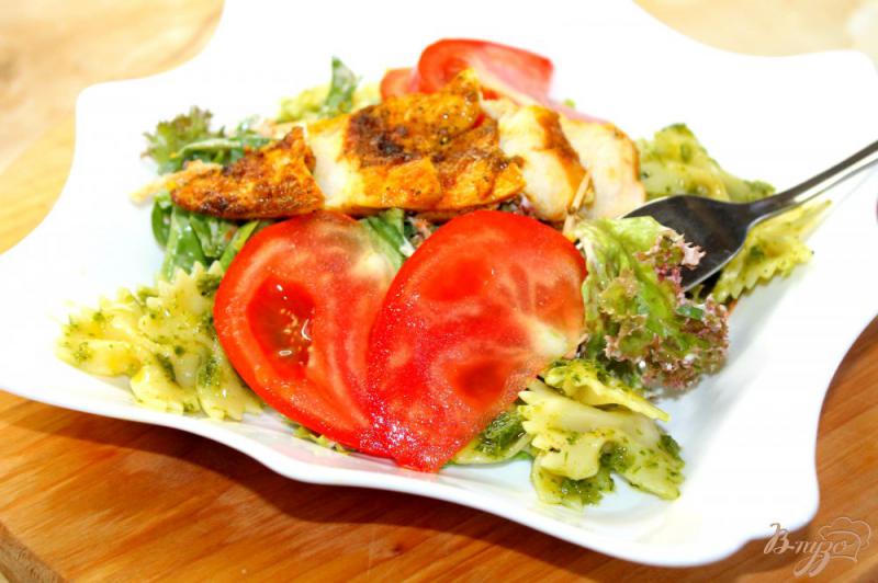 Фото приготовление рецепта: Теплый салат с курицей и макаронами «фарфалле» шаг №8