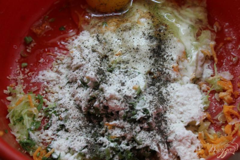Фото приготовление рецепта: Кабачковые оладьи с сыром и зеленью шаг №5