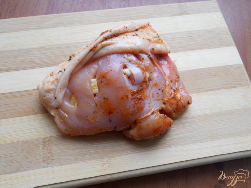 Фото приготовление рецепта: Куриные бедрышки с сыром, запеченные в овощном соке шаг №1
