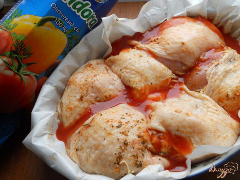 Фото приготовление рецепта: Куриные бедрышки с сыром, запеченные в овощном соке шаг №4