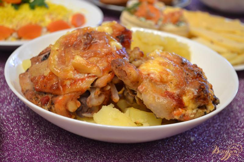Фото приготовление рецепта: Куриные бедрышки с сыром, запеченные в овощном соке шаг №6