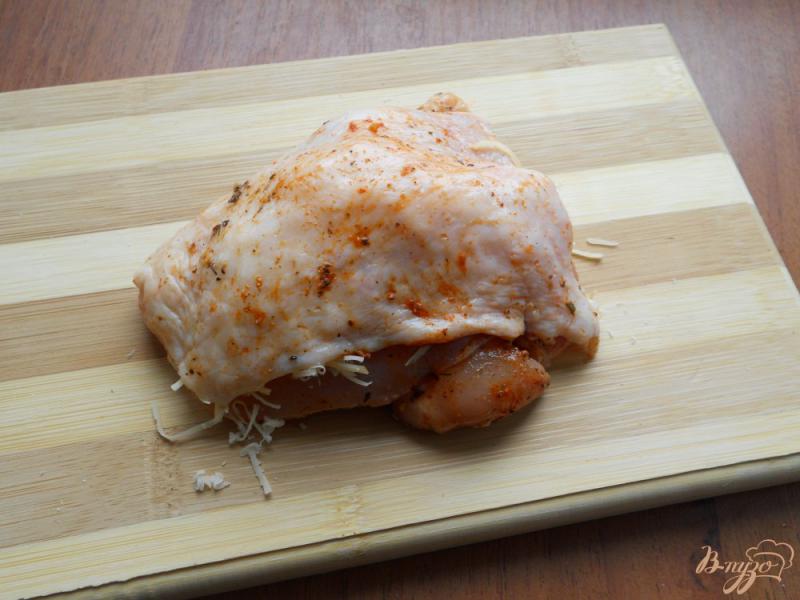 Фото приготовление рецепта: Куриные бедрышки с сыром, запеченные в овощном соке шаг №3