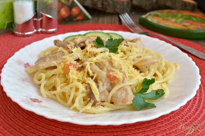 Фото приготовление рецепта: Спагетти со свиной грудинкой и яично-сливочным соусом шаг №8