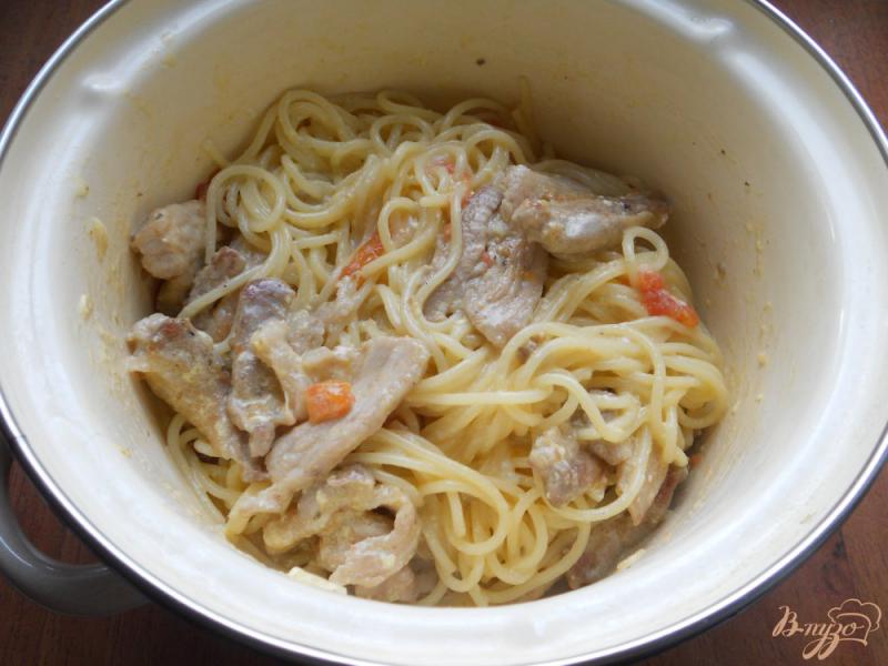 Фото приготовление рецепта: Спагетти со свиной грудинкой и яично-сливочным соусом шаг №7