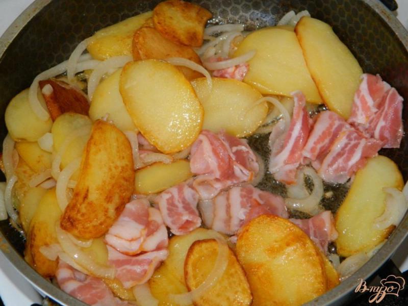 Фото приготовление рецепта: Куриные голени с картофелем и грудинкой шаг №4