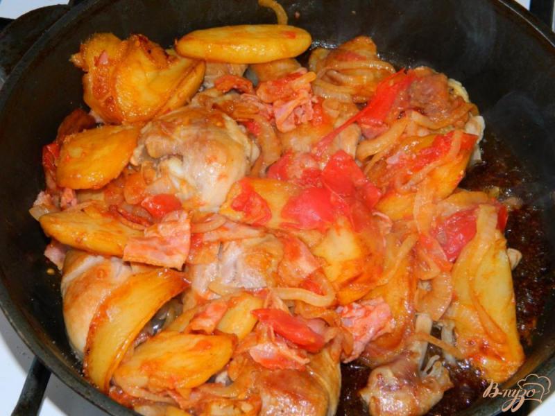 Фото приготовление рецепта: Куриные голени с картофелем и грудинкой шаг №5